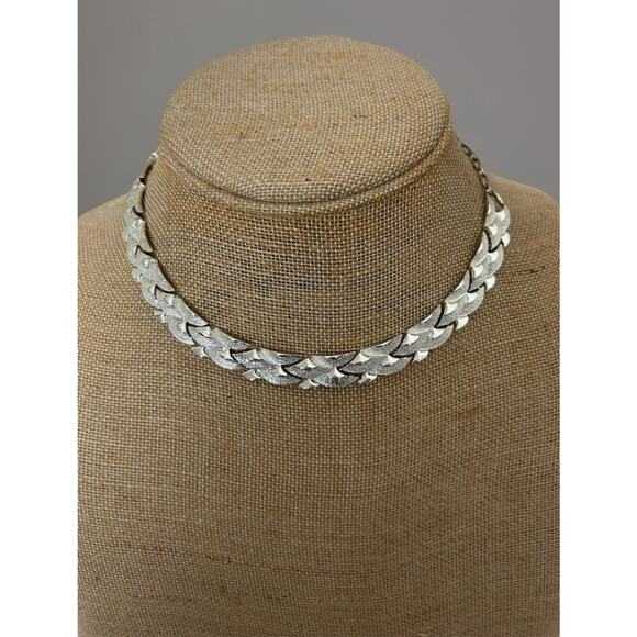 Vtg Silver Tone Coro Textured Fan Weave Statement Necklace & Clip On Earrings. - Picture 2 of 4